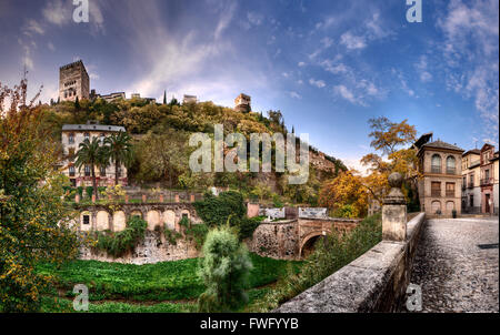 Straße Carrera del Darro in Granada, Spanien Stockfoto