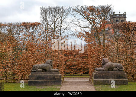 Zwei Sphinxen bewachen den Eingang zum ägyptischen Garten bei Biddulph Grange Garden, Stoke-on-Trent, Staffordshire, England, UK. Stockfoto