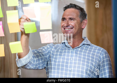 Mann auf Notizzettel schreiben Stockfoto