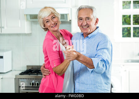 Portrait von Happy senior Paar tanzen Stockfoto