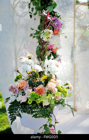schöne Hochzeit Setup mit Blumen auf weißem Hintergrund Stockfoto
