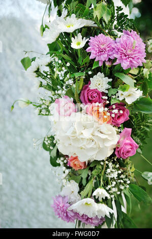 schöne Hochzeit Setup mit Blumen auf weißem Hintergrund Stockfoto