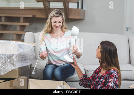 Freunde, die Kartons Auspacken Stockfoto