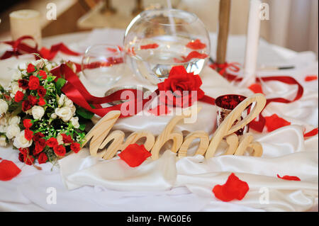 Dekoration Hochzeit table.floral Arrangements und decorations.arrange Ment von Hortensien und Rosen in Vasen Stockfoto