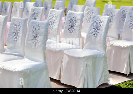 weiße Hochzeit-Stühle für die Zeremonie im Sommerpark Stockfoto