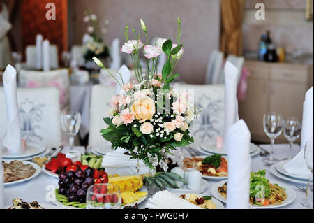 Braut Hochzeit Blumenstrauß auf dem Tisch Stockfoto