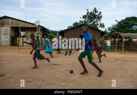 Straßenfußball in Bayanga, Zentralafrikanische Republik, Afrika Stockfoto