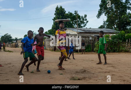 Straßenfußball in Bayanga, Zentralafrikanische Republik, Afrika Stockfoto