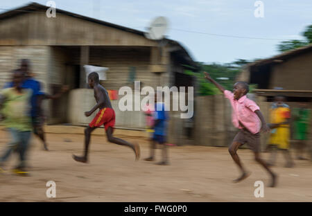 Straßenfußball in Bayanga, Zentralafrikanische Republik, Afrika Stockfoto