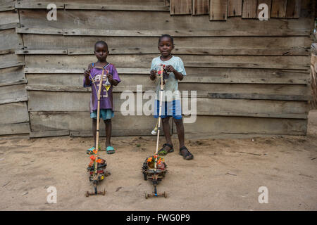 Bantu Kinder und Spielzeug aus Afrika, Bayanga, Zentralafrikanische Republik Stockfoto