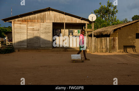 Bantu Kid und Spielzeug aus Afrika, Bayanga, Zentralafrikanische Republik Stockfoto