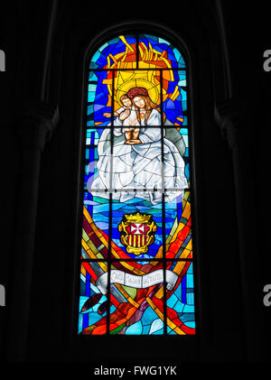 Glasmalerei-Fenster Darstellung Maria De La Merced (Jungfrau der Barmherzigkeit) in der Kathedrale La Almudena in Madrid, Spanien Stockfoto