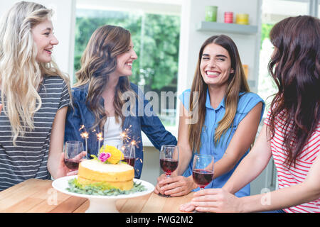 Glückliche Freunde feiern einen Geburtstag Stockfoto