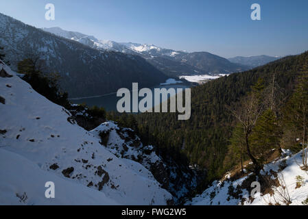 Blick auf Lake Achensee und schneebedeckten Berge herum, Rofan, Tirol, Österreich Stockfoto