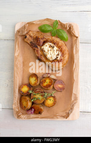 Steak und Bratkartoffeln mit Knoblauch Stockfoto