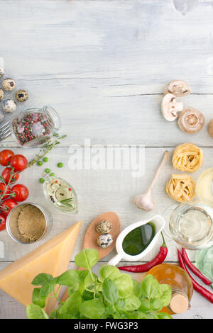 Produkte auf strukturierte Holztisch Stockfoto