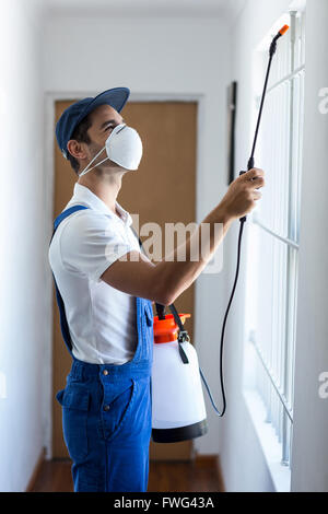Seitenansicht des Arbeitnehmers mit Pestiziden Stockfoto
