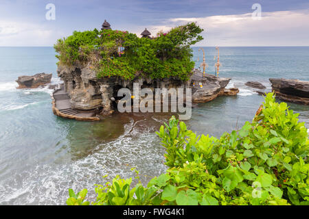 Pura Tanah Lot bei Sonnenuntergang, berühmte Ozean Tempel in Bali, Indonesien. Stockfoto