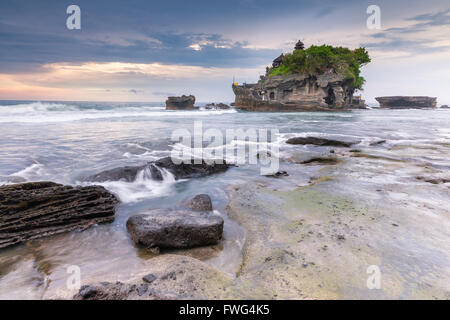 Pura Tanah Lot bei Sonnenuntergang, berühmte Ozean Tempel in Bali, Indonesien. Stockfoto