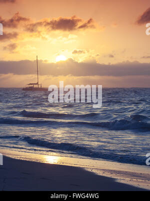 Bunte Sonnenaufgang über dem Atlantik. Dominikanische Republik, Punta Cana Beach Resort. Tonwertkorrektur-Foto-Filter-Effekt Stockfoto