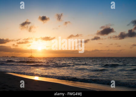 Die Sonne ist über den Atlantischen Ozean. Dominikanische Republik, Punta Cana Strand Landschaft Stockfoto