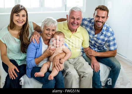 Glückliche mehr-Generationen-Familie auf Bett zu Hause Stockfoto