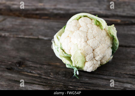 Schön und lecker Blumenkohl auf einem alten Holztisch Stockfoto