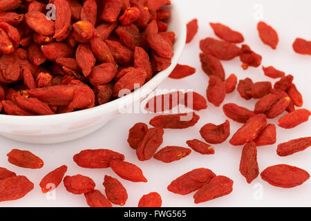 Köstliche rote getrocknete Goji-Beeren auf weißem Hintergrund Stockfoto