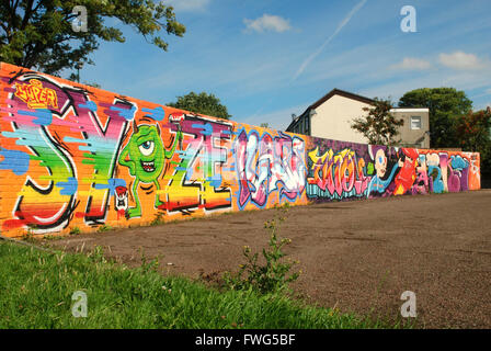 Bunte Graffiti als Teil der modernen Stadtkultur in Skelmersdale, Lancashire, UK Stockfoto