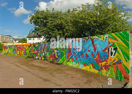 Bunte Graffiti als Teil der modernen Stadtkultur in Skelmersdale, Lancashire, UK Stockfoto