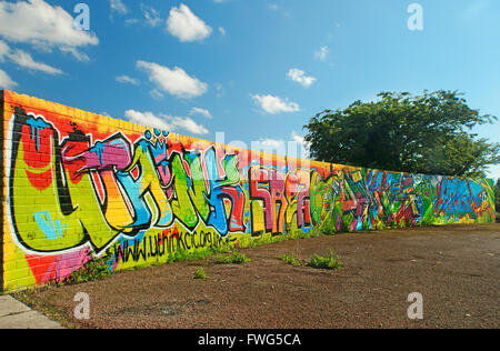 Bunte Graffiti als Teil der modernen Stadtkultur in Skelmersdale, Lancashire, UK Stockfoto