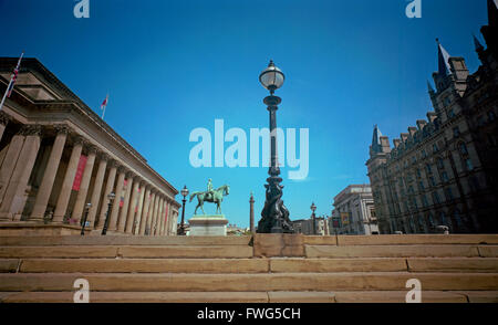 St. George Square, Liverpool, zeigt St.-Georgs Halle, viktorianischen Laternenpfahl und Statue von Prinz Albert Stockfoto