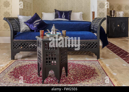 Luxus Suite mit Schlafzimmer und Couch im marokkanischen Stil Stockfoto