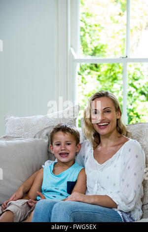 Portrait von Mutter und Sohn sitzen auf einem Sofa Stockfoto
