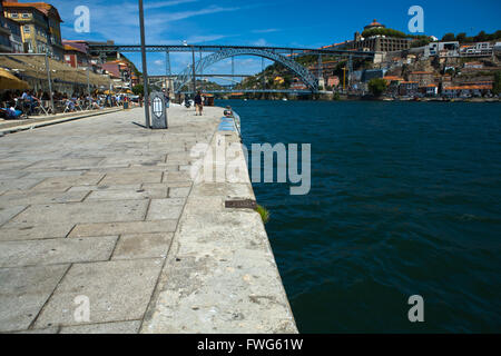 PORTO, PORTUGAL - 18.Juli: Unbekannte Leute auf der Straße von Porto, Portugal am 18. Juli 2011. Historischen Zentrum von Porto ist ein U Stockfoto