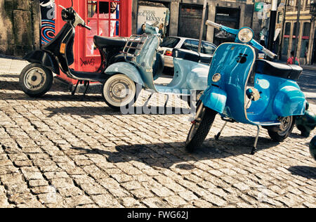 Porto, Portugal - 18.Juli: Vespa geparkt am historischen Zentrum von Porto, Portugal Stockfoto