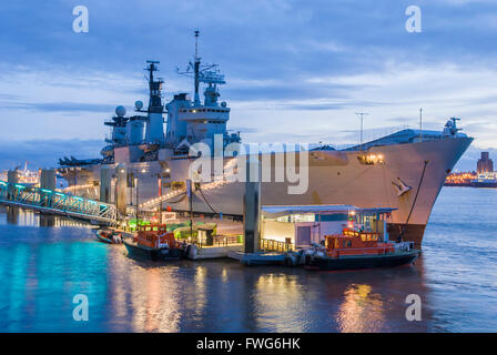 Flugzeugträger HMS Illustrious in Liverpool Oktober 2008. am Abend Fluss Mersey Stockfoto