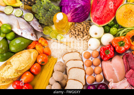 Gesunde Ernährung, das Shooting gehören Eiweiß, Kohlenhydrate, gute Fette, Obst und Gemüse. Stockfoto