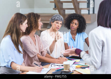 Vortrag zu ihren Kollegen Frau Stockfoto
