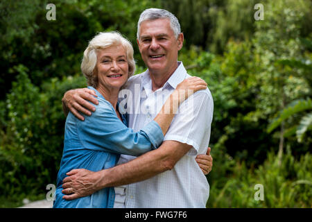 Porträt von senior Liebespaar im Hinterhof Stockfoto