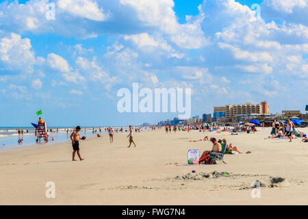 Touristen am Strand von New Smyrna Beach, Florida, USA Stockfoto