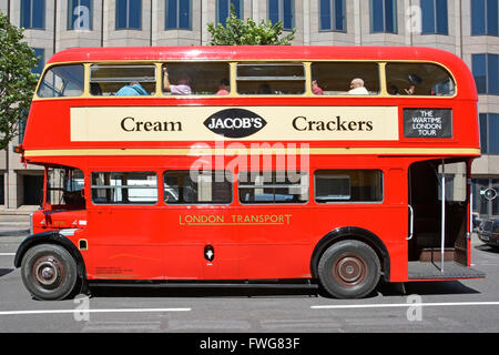 Restauriert von London Transport original roten Routemaster Doppeldeckerbus bietet Touristen mit einer Kriegszeit London England UK-Sightseeing-tour Stockfoto