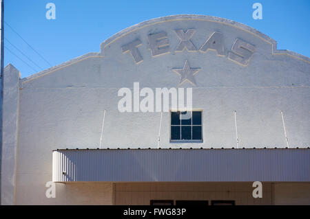 White-Schaufenster mit Texas und lone Star Festzelt, Marfa, Texas, USA Stockfoto