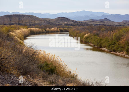 Rio Grande River an der Grenze von Texas Mexiko in Big Bend Country, Süd-Texas. Mexiko ist auf der rechten Seite. Stockfoto