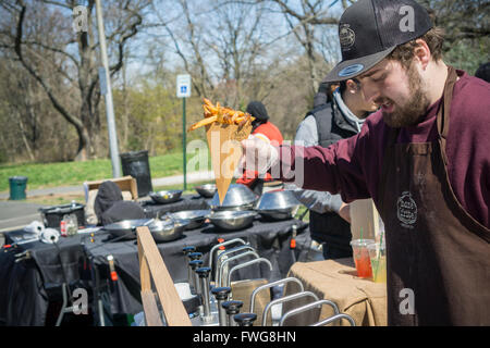 Auf Sonntag, 3. April 2016 genannt entsprechend knusprige frisch zubereitete Fritten aus Brooklyn eigenen Hause Frite an kalten und windigen Eröffnungstag der Outdoor-Gastro-Smorgasburg am Standort neue Sonntag Breeze Hill im Prospect Park in Brooklyn. Der Marktplatz bietet vorbereitet und handwerkliche Lebensmittel von kleinen Unternehmern. Der Markt bot ein Veranstaltungsort für zahlreiche Köche und Köchinnen, ihre waren zu verkaufen, von die einige in Großunternehmen erfolgreich gewachsen sind. (© Richard B. Levine) Stockfoto