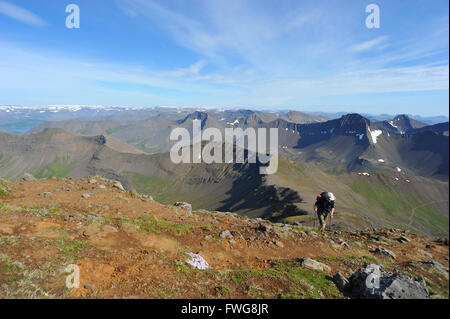 Einsame Wanderer in Berglandschaft Stockfoto