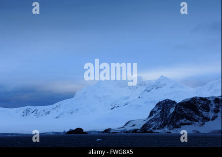 Gewitterhimmel über dem Schnee bedeckt Berge und Gletscher der Krönung Insel.  Süd-Orkney-Inseln, Antarktis Stockfoto