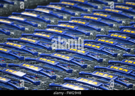 Eine große Gruppe von IKEA Einkaufswagen in Reihen im Wagen Bereich des Speichers IKEA Zagreb in Zagreb, Kroatien aufgestellt. Stockfoto