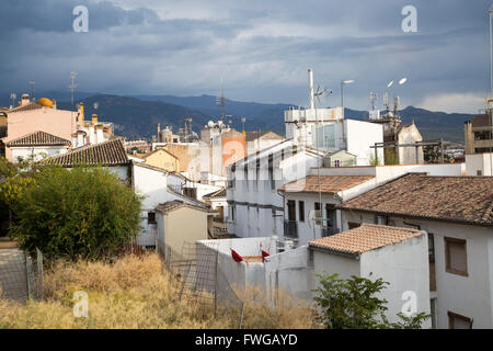 Blick über Dächer mit Sturm über Hügel in Granada, Spanien. Stockfoto