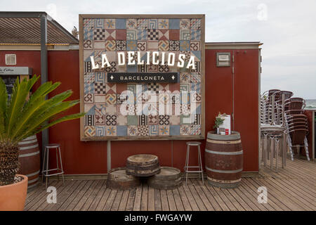 Restaurant am Strand in Barcelona, Spanien. Stockfoto